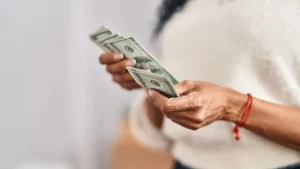 La 8ª encuesta de población salvadoreña en Estados Unidos realizada por el Banco Central de Reserva (BCR) revela que 1.1 millones de connacionales son los que envían remesas, son un 80.9% de salvadoreños que viven en EUA.